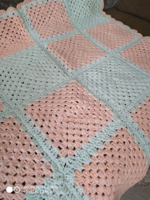 Вязанное покрывало для мальчика и девочки.