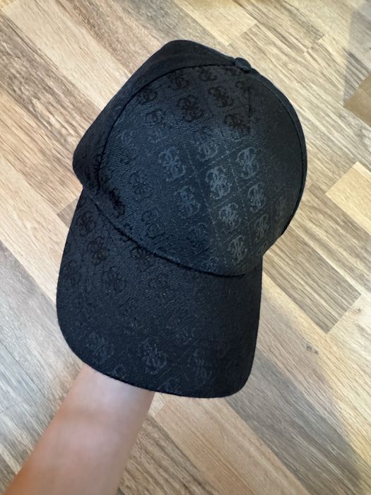 неизползвана шапка guess