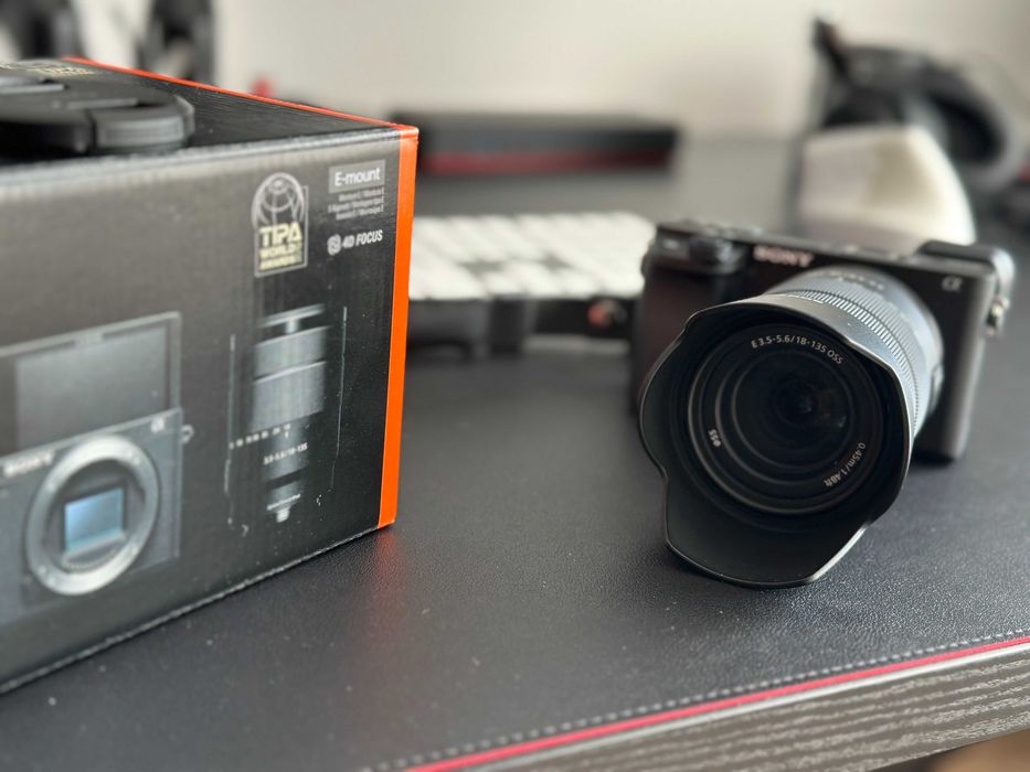 Sony Alpha A6400 cu obiectiv 18-135mm F3.5-5.6 OSS, 1700 cadre