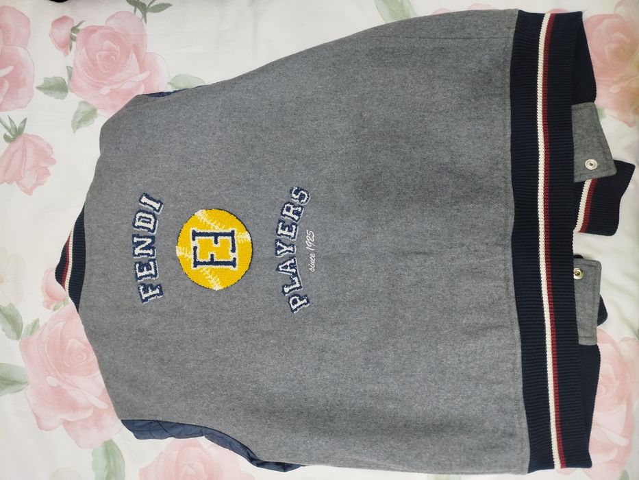 Куртка от бренда Fendi