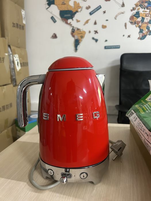 Smeg чайник красный