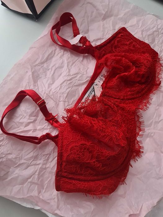 Sutien Victoria's Secret de dantela, rosu, cu eticheta