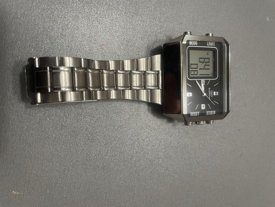 Продавам два часовника