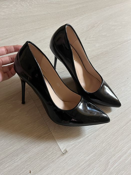 Черный каблук почти новыее