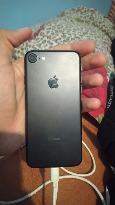 Vând iPhone 7 impecabil