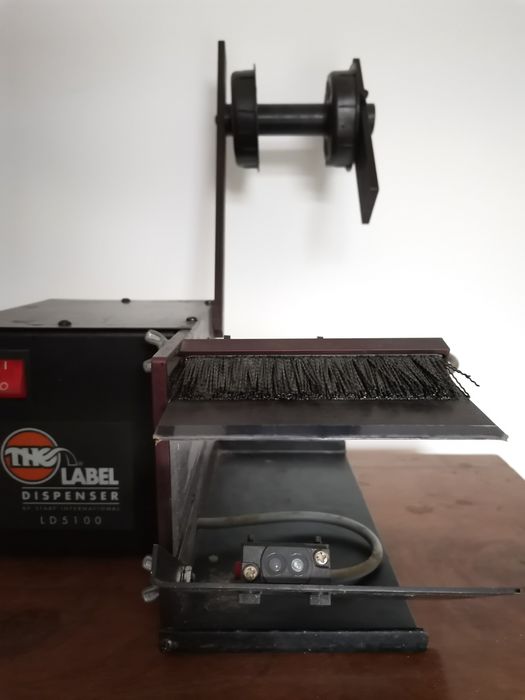 Vând dispenser de etichete