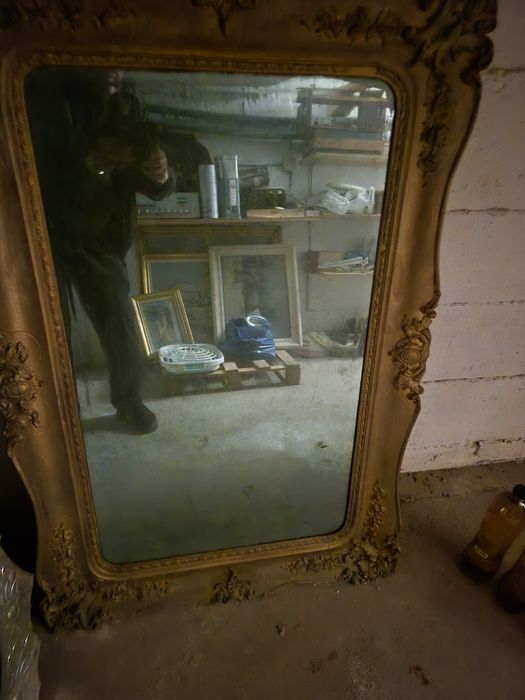 Oglinda veche cu rama . Are cam 100 de ani  . Dimensiuni 130 x50 cm