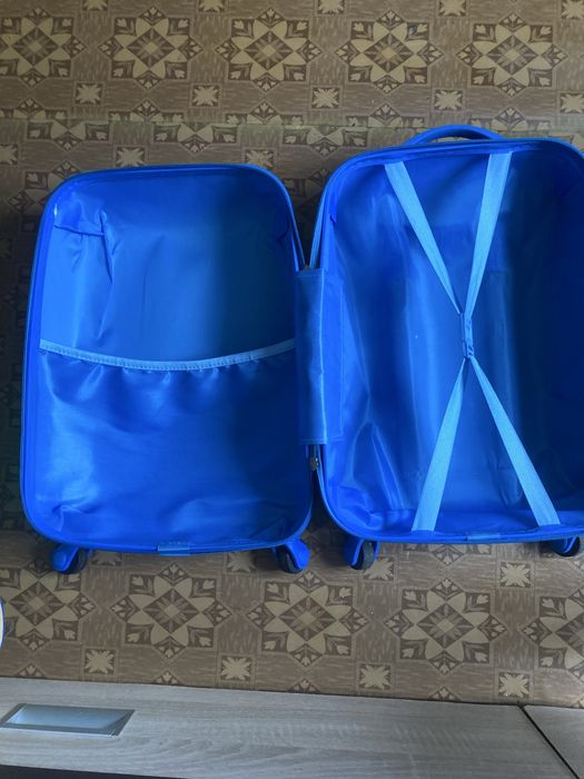 Продам чемодан для девочки