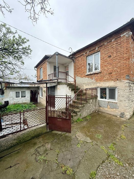 Къща с двор в с.Здравец