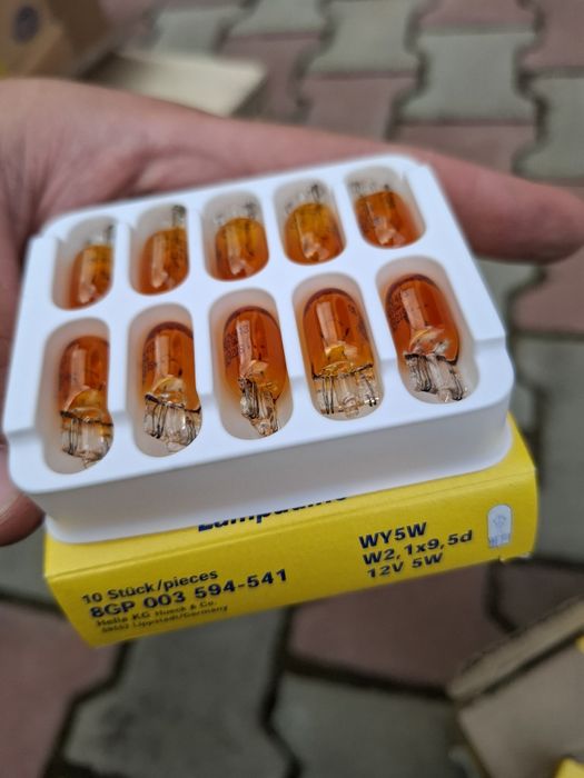 Becuri Hella Selum H4 H3 R2 C5W VY5W Ba9s Ba15s Sv8.5