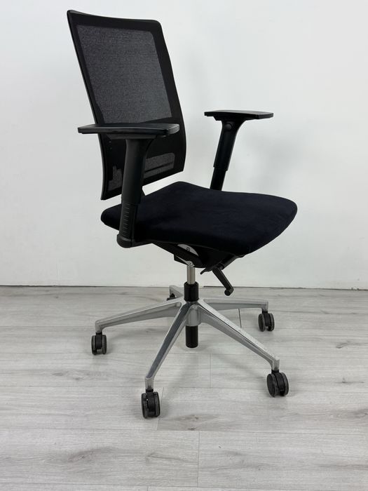 Ергономичен офис стол Sedus с синхронен механизъм и мрежеста облегалка