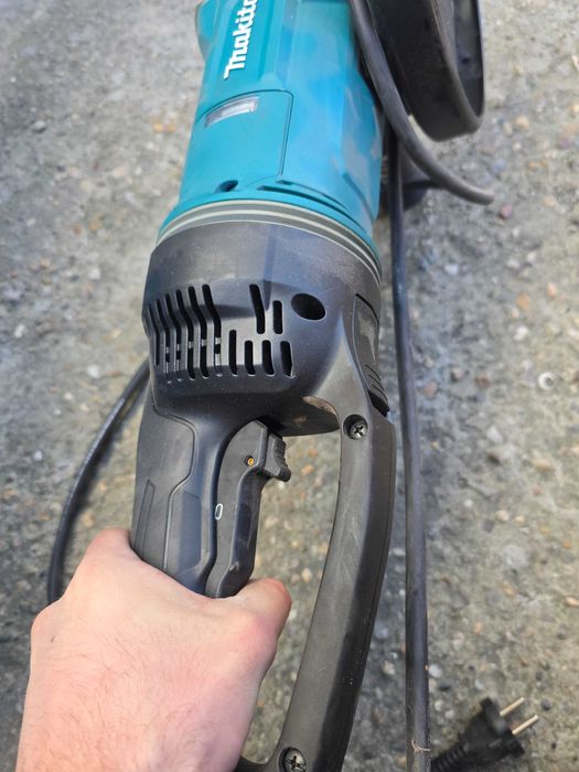 Makita Polizor unghiular cu fir, 2800 W, 230 mm.