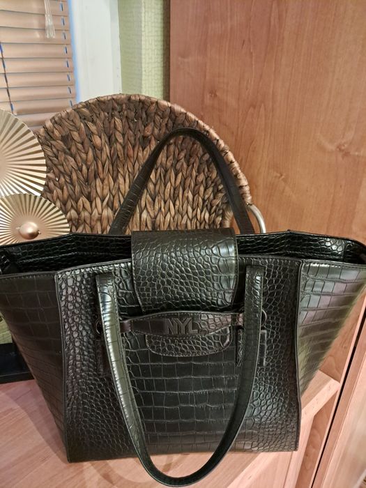 Черна дамска чанта .