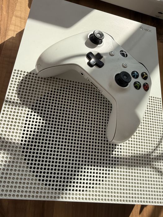 Xbox One S plus controller