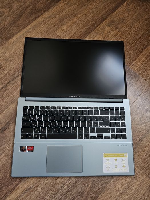 Asus Vivobook Ryzen 5 7520U / 16 / 512