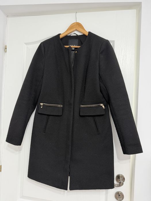 Trench negru cu guler rusesc