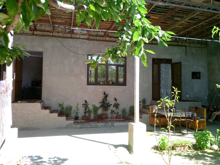 Ховли сотилади. Назарбек 8- мактаб светофори олдида