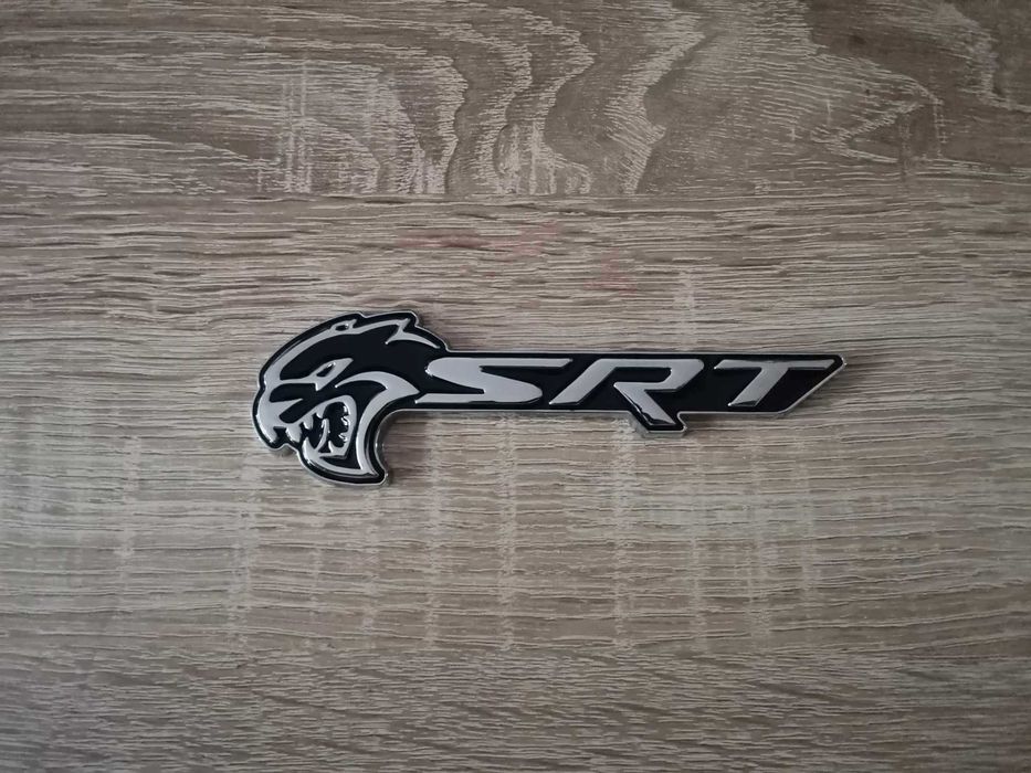 SRT Hellcat сребристо с черно емблема лява