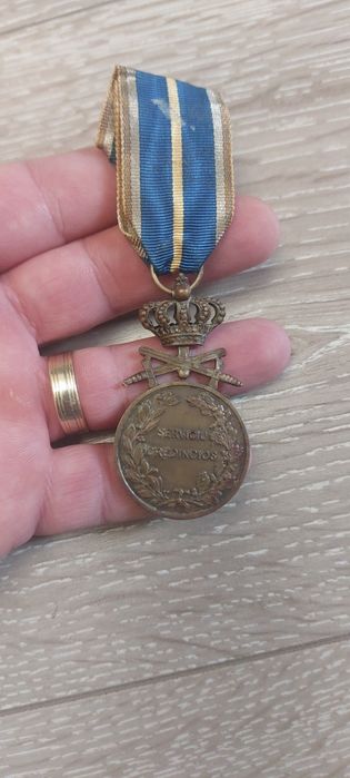 Medalia Serviciu Credincios clasa a III a , model 1938 cu spade .