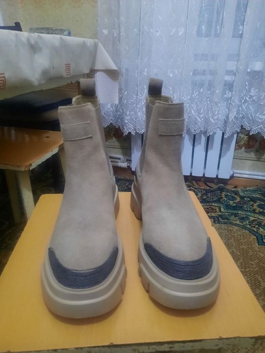 Продаются женские ботинки