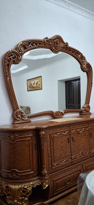 Гостиный и люстра