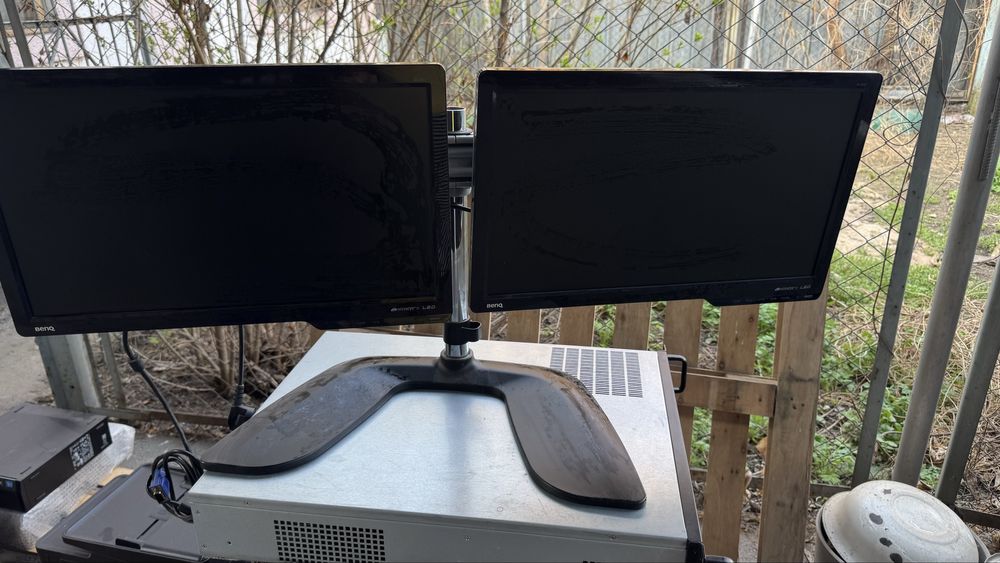 Продам мониторы вместе с креплением