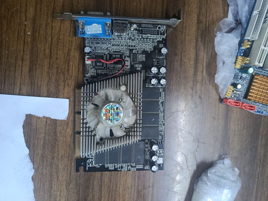 Продаю старую видеокарту затычку NVIDIA GeForce FX 5200 с 128 МБ памят