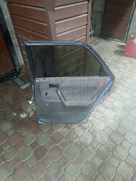 Продам двери от мазды 323 bg слепой