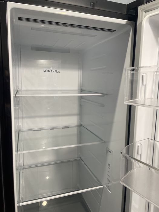 Хладилник LG Side by side с диспенсър за вода и лед