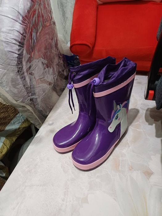 Продаётся фирменный резиновые сапоги