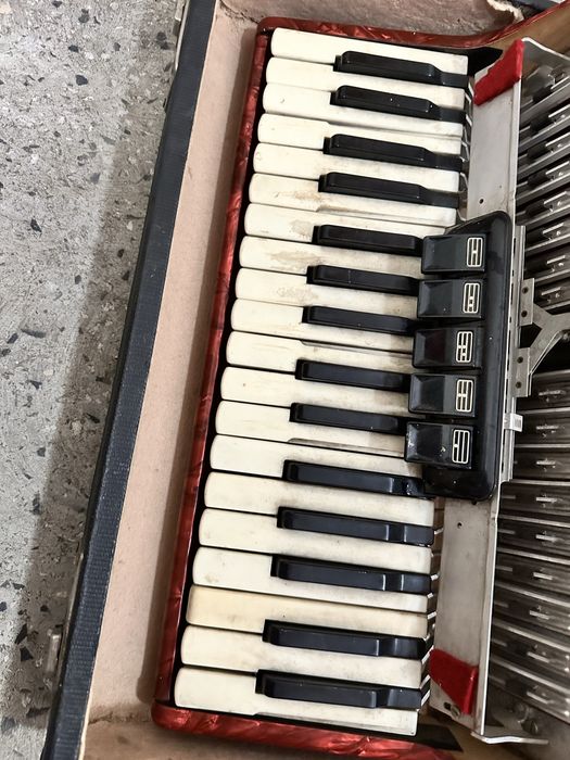 Акордеон с куфар - свири отлично, без капак