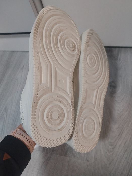 Продавам чисто нови бели маратонки – унисекс