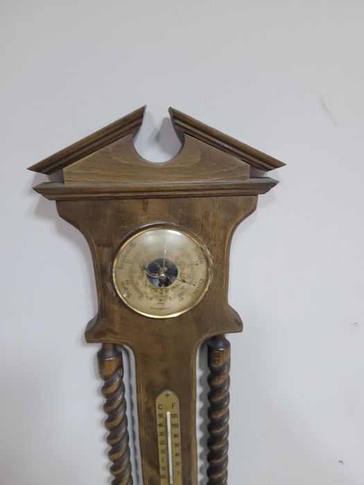 Дървен стенен часовник