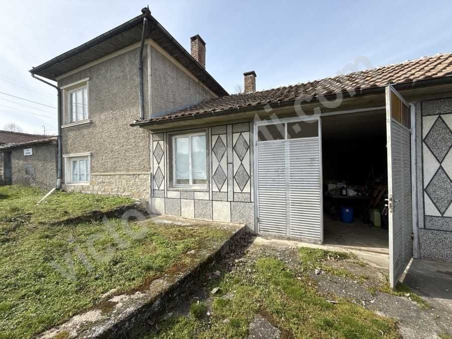 Двуетажна къща в с. Самоводене