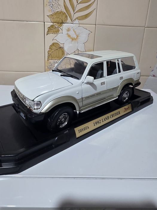 Toyota land cruiser (1:18)
