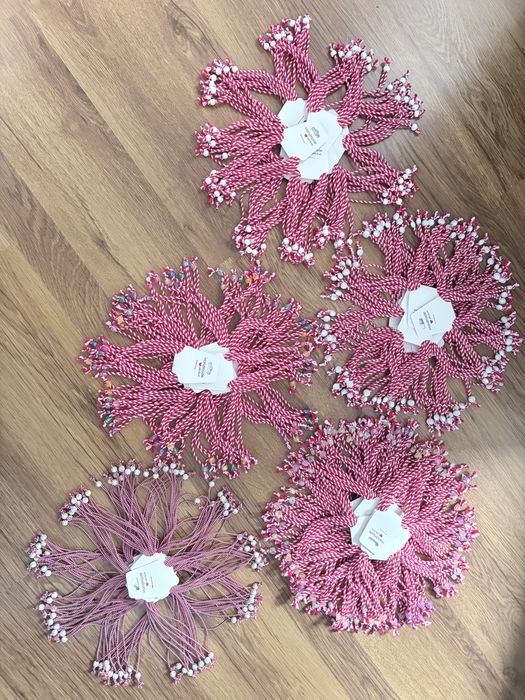 Мартеници в големи количества