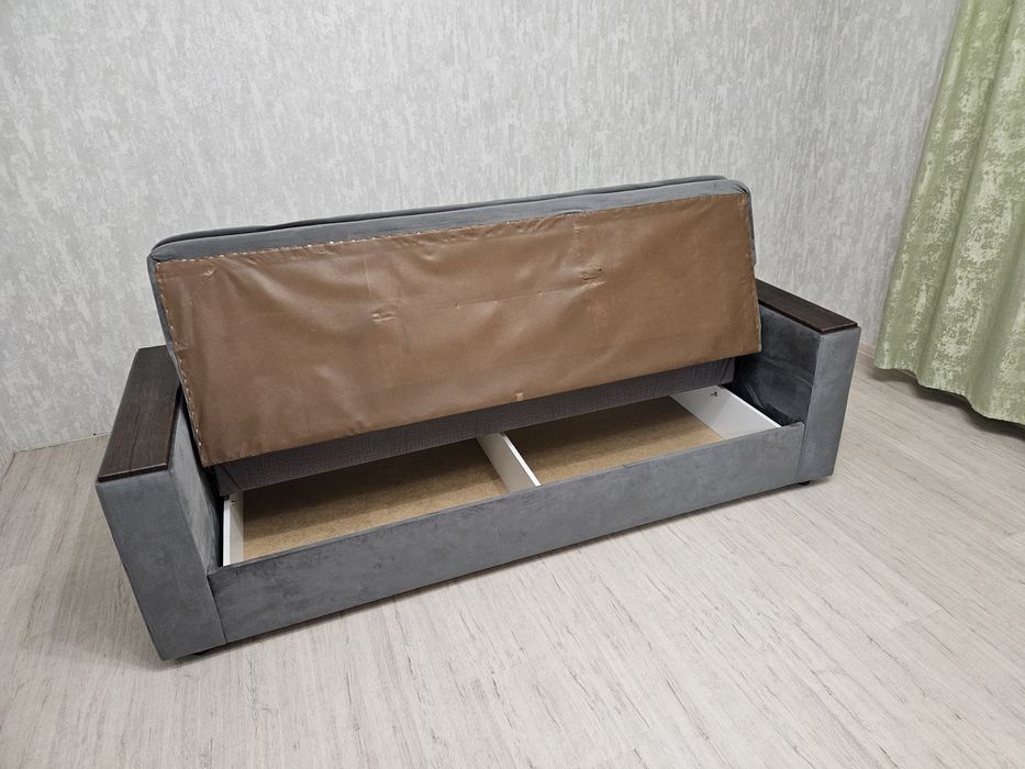 Диван велюровый.