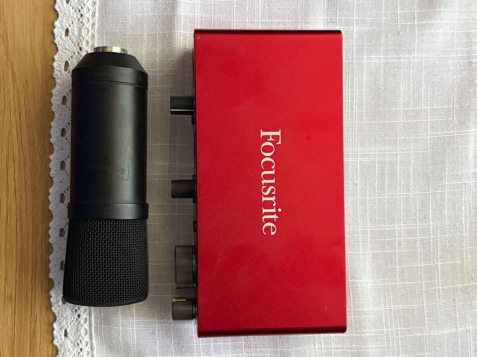 Interfața audio focusrite Scarlet 2i2 + microfon profesional
