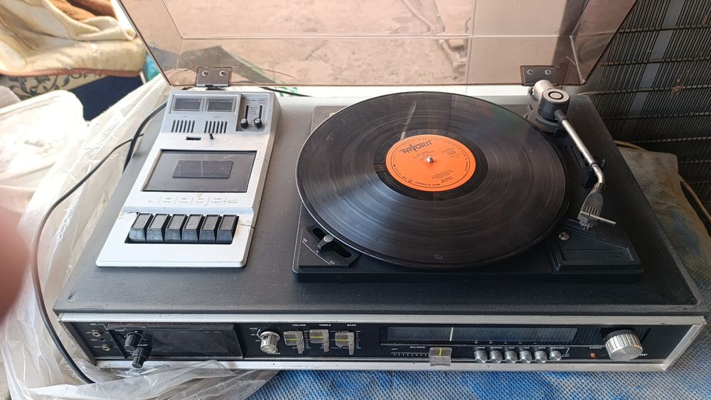 Проигрыватель виниловых пластинок