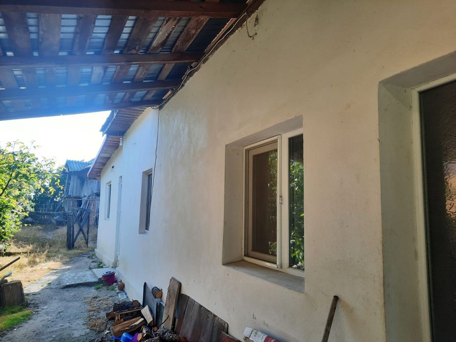 Casa de vânzare cu anexe și teren arabil