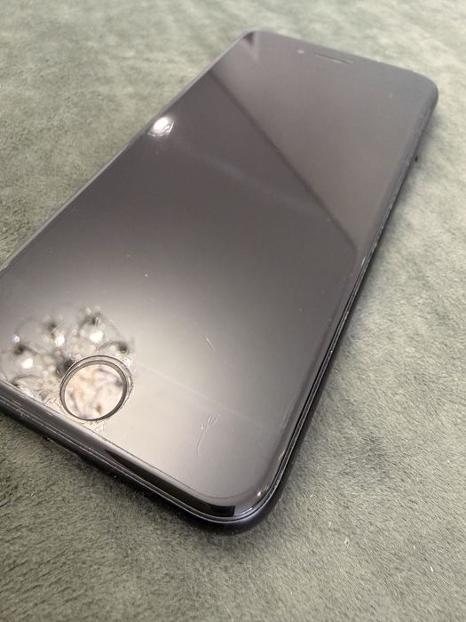 Продам iphone se 2020