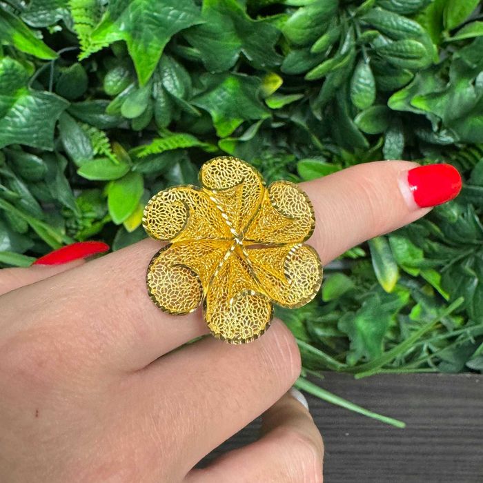 Елегантен златен пръстен с тегло 4,75 грама, проба 14 карата.