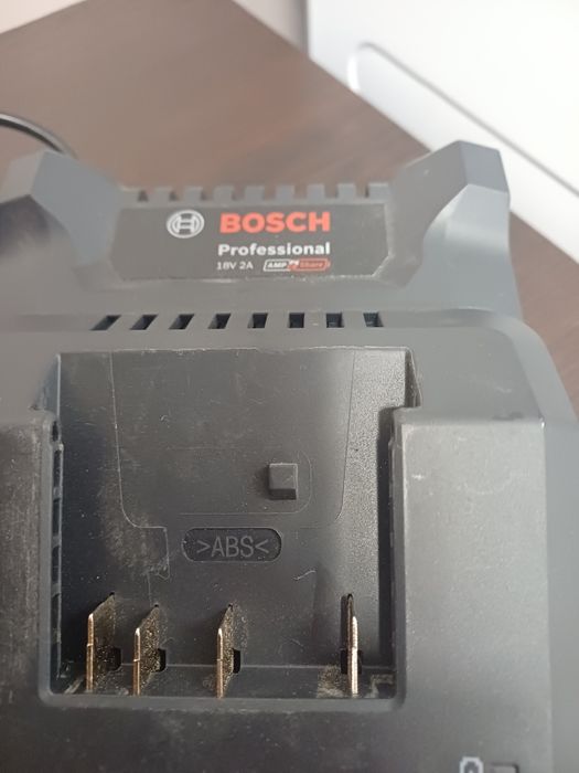Чисто нова батерия 18V със заряднодно BOSCH
