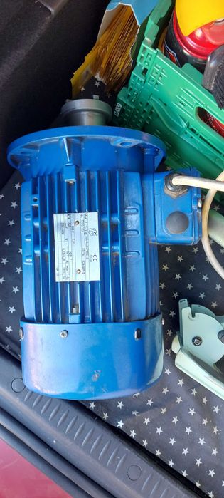 Motor electric trifazic
