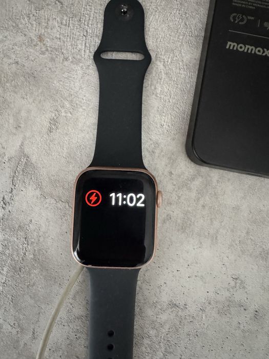 Продам apple watch 4 44mm в идеальном состоянии