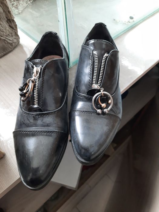 Продам туфли на плоском каблуке