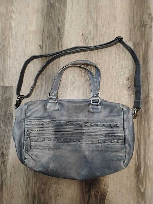 Сребриста чанта от естествена кожа