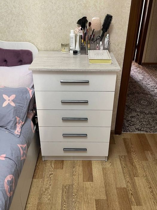 Kitob javon va chestr birga sotiladi kelishamiz narxini