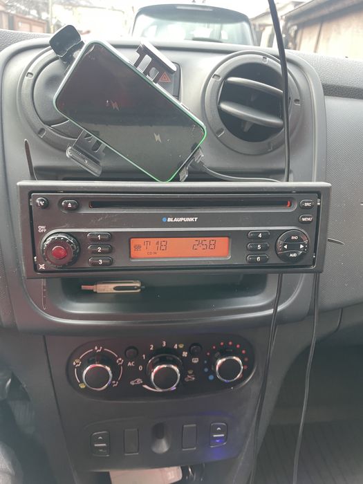 Castetofon blaupunkt dacia logan