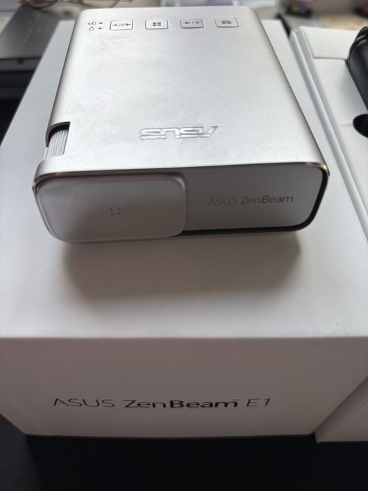 Mini Proiector Portabil ASUS ZenBeam E1 - NOU (Testat o singură dată)